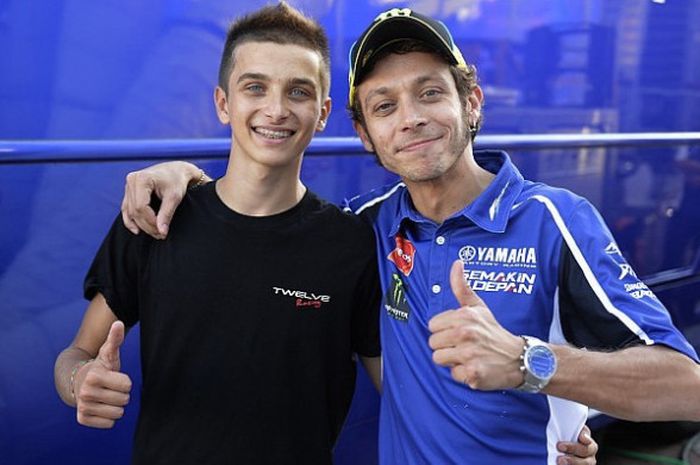 Pebalap Moto2 asal Italia, Luca Marini (kiri) berpose dengan sang kakak, Valentino Rossi.