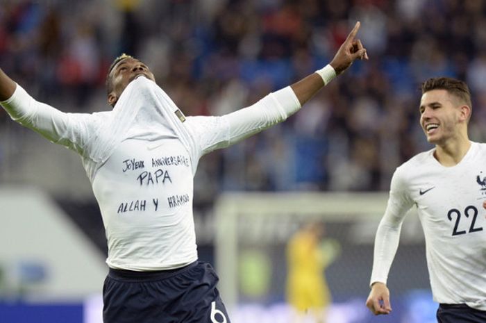  Gelandang tim nasional Prancis, Paul Pogba (kiri), saat merayakan gol yang ia cetak ke gawang Rusia dalam laga uji coba di Stadion Saint-Petersburg, Saint Petersburg, Rusia, pada Selasa (27/3/2018). 