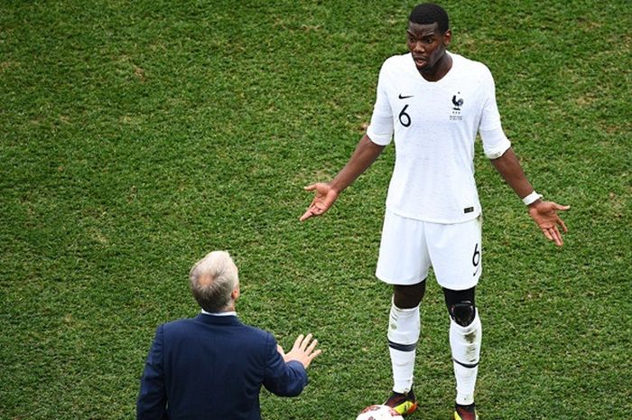 Pelatih Prancis, Didier Deschamps (kiri), berbicara dengan Paul Pogba dalam laga perempat final Piala Dunia 2018 kontra Uruguay di Stadion Nizhny Novgorod, Nizhny Novgorod, Rusia pada 6 Juli 2018.