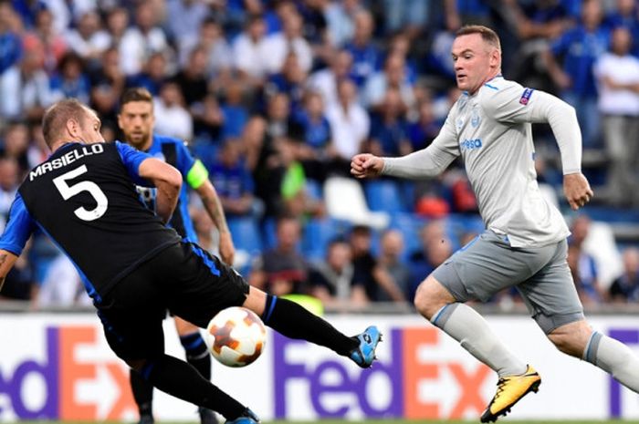 Striker Everton, Wayne Rooney (kanan), berduel dengan bek Atalanta, Andrea Masiello, dalam laga Grup E Liga Europa di Stadion Citta del Tricolore, Reggio Emilia, Italia, Jumat (15/9/2017) dini hari WIB.