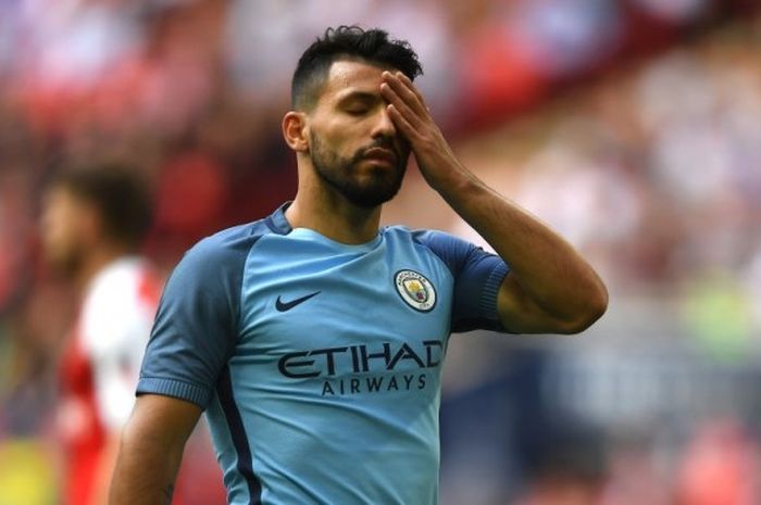 Reaksi Sergio Aguero dalam laga semifinal Emirates FA Cup antara Arsenal kontra Manchester City di Wembley Stadium, 23 April 2017. 