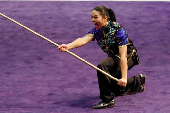 Pewushu putri Indonesia, Juwita Niza Wasni, sedang memampilkan jurus pada nomor gunshu putri SEA Games 2017 di KLCC Hall 6, Senin (21/8/2017).