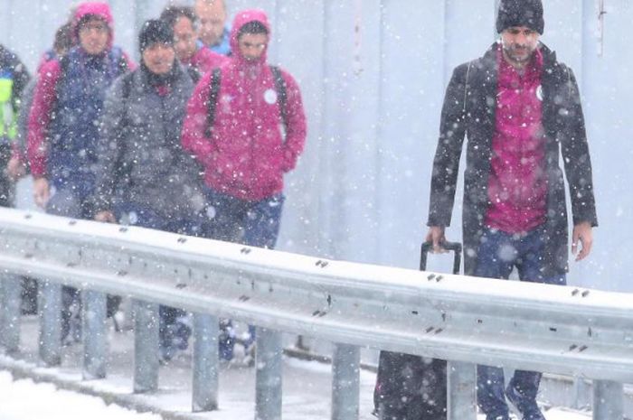 Pelatih Manchester City, Pep Guardiola (paling kanan) bersama rombongan pemain dan ofisial klub tiba di London jelang laga Liga Inggris kontra Arsenal, Kamis (1/3/2018) atau Jumat dini hari WIB.