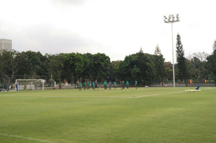 Suasana latihan Timnas U-23 Indonesia di Lapangan ABC, Kompleks Gelora Bung Karno (GBK), Senayan, Jakarta, Senin (15/1/2018) siang WIB.