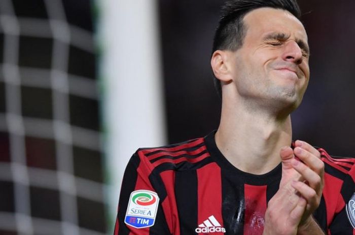 Ekspresi striker AC Milan, Nikola Kalinic, dalam partai Liga Italia lawan SPAL di San Siro, Milan, 20 September 2017.