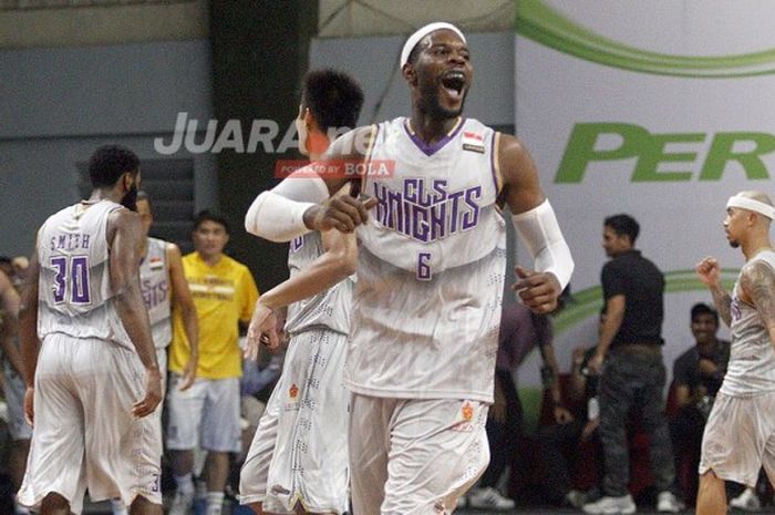 Pemain asing CLS Knights, Duke Crews saat bermain di babak playoff IBL lalu.