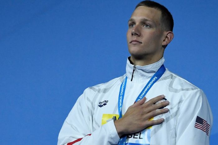 Perenang putra Amerika Serikat, Caeleb Dressel, saat berada di atas podium kemenangan nomor 100 meter gaya kupu-kupu Kejuaraan Dunia FINA 2017 di Duna Arena, Budapest, Hungaria, Sabtu (29/7/2017).