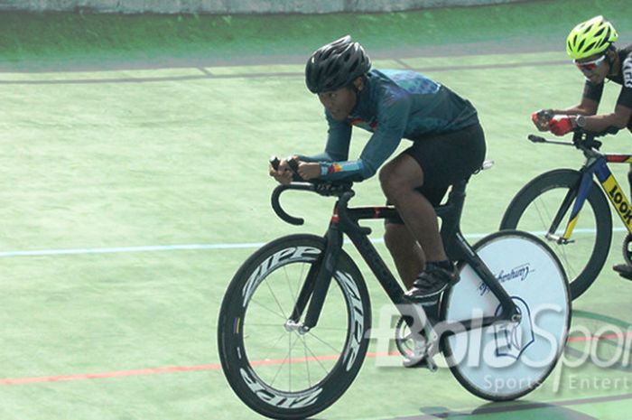 Atlet paracycling Indonesia, Sofyan Sauri (kiri) dan M. Fadli Imammuddin (kanan) berlatih keras di Velodrome Manahan, Solo, Kamis (15/2/2018), untuk menghadapi Kejuaraan Asia di Malaysia pada tanggal 17-19 Februari 2018.