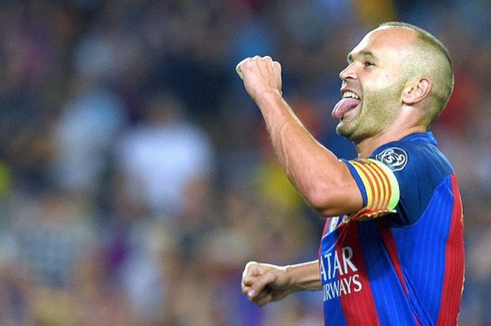 Gelandang Barcelona, Andres Iniesta, merayakan golnya ke gawang Celtic dalam laga Liga Champions di Stadion Camp Nou, Barcelona, pada 13 September 2016.