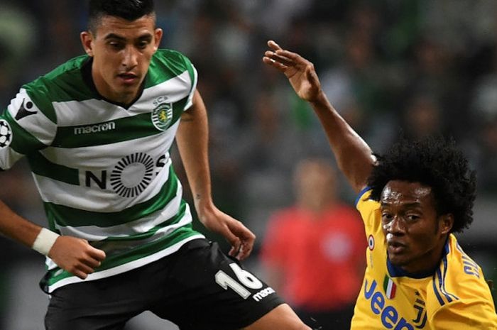 Sayap Juventus, Juan Cuadrado (kanan), berduel dengan pemain Sporting CP, Rodrigo Battaglia, dalam partai Liga Champions di Stadion Jose Alvalade, Lisabon, 31 Oktober 2017.