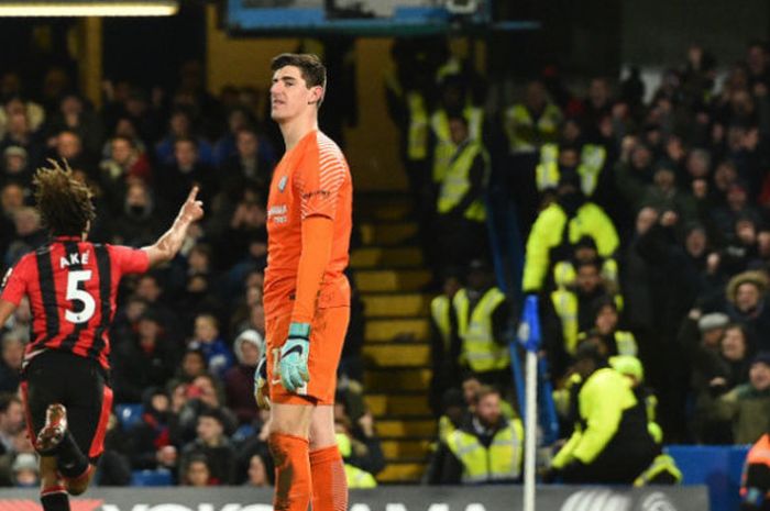 Ekspresi kiper Chelsea, Thibaut Courtois, setelah gawangnya dibobol pemain Bournemouth, Nathan Ake, pada pertandingan pekan ke-25 Liga Inggris di Stamford Bridge, London, Inggris, Kamis (1/2/2018) dini hari WIB.