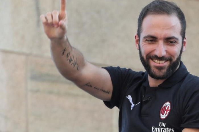  Pemain baru AC Milan, Gonzalo Higuain, menyapa fans saat diperkenalkan di balkon Piazza Duomo, Milan, 3 Agustus 2018. 