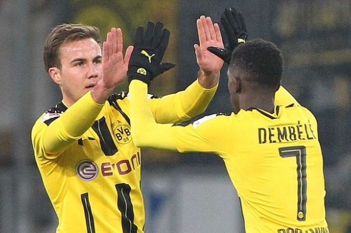 Dua pemain Borussia Dortmund, Mario Goetze (kiri) dan Ousmane Dembele, merayakan gol ke gawang Hoffenheaim, dalam lanjutan Bundesliga, di WIRSOL Rhein-Neckar-Arena, Jumat (16/12/2016) waktu setempat.