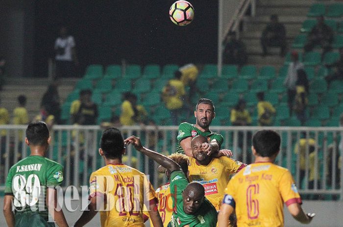 PS TNI menang 2-1 atas Sriwijaya FC, pada pekan ke-31 Liga 1, di Stadion Pakansari Bogor, Rabu (25/10/2017).