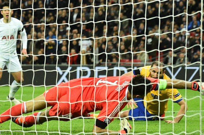  Kiper Juventus, Gianluigi Buffon, gagal menepis tendangan penyerang Tottenham Hotspur, Son Heung-Min (kiri), dalam laga leg kedua babak 16 besar Liga Champions di Stadion Wembley, London, Inggris pada 7 Maret 2018. 