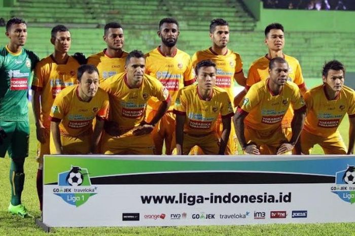 Gelandang serang Tijani Belaid (belakang, dua dari kanan) bersama pemain Sriwijaya FC jelang laga kontra tuan rumah Persiba Balikpapan pada pekan kelima Liga 1 musim 2017 di Stadion Gajayana, Kota Malang, 9 Mei 2017. 