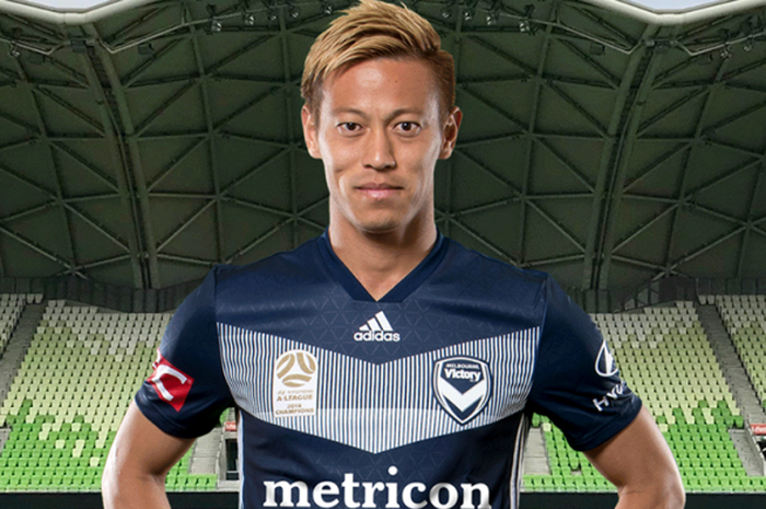 Pemain asal Jepang, Keisuke Honda dengan seragam barunya dari klub Liga Australia, Melbourne Victory