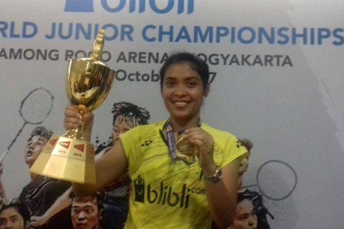 Gregoria Mariska Tunjung berpose dengan piala dan medali yang diperolehnya setelah berhasil menjuarai nomor tunggal putri WJC 2017, Minggu (22/10/2017).