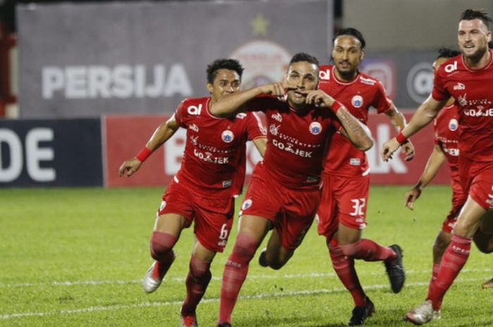 Jaimerson da Silva dan pemain Persija Jakarta lainnya merayakan gol ke gawang Persib Bandung di Stadion PTIK, Jakarta, Sabtu (30/6/2018).