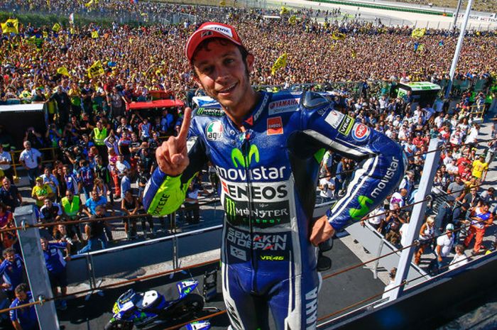 Selebrasi Valentino Rossi saat memenangkan balapan di seri MotoGP San Marino tahun 2014.