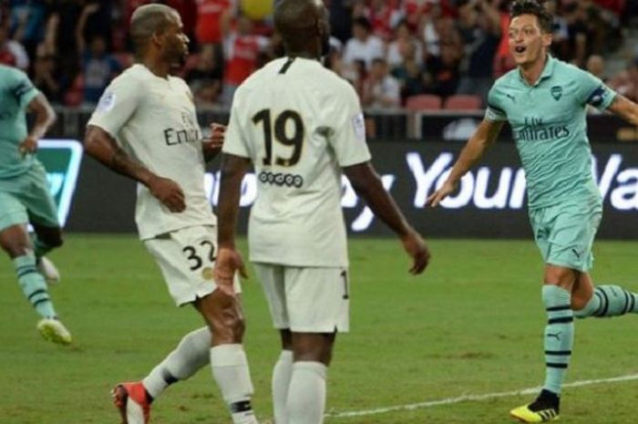 Mesut Oezil merayakan gol Arsenal ke gawang PSG pada pertandingan ICC 2018 di Singapura, 28 Juli 2018. 