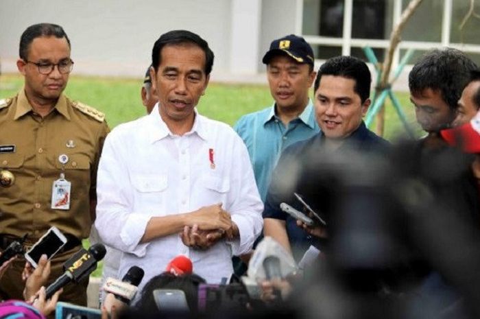 Presiden Joko Widodo (kedua kiri) didampingi Menpora, Imam Nahrawi (ketiga kiri), Ketua Inasgoc, Erick Thohir (keempat kiri), dan Gubernur DKI Jakarta, Anies Baswedan (kiri) memberikan penjelasan kepada awak media usai meninjau perkembangan pembangunan Wisma Atlet di Kemayoran, Jakarta Pusat, Senin (26/2/2018). 