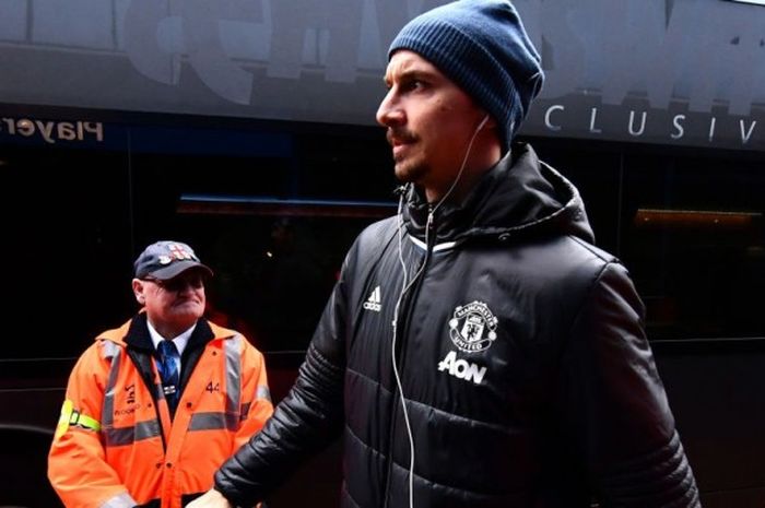 Penyerang Manchester United, Zlatan Ibrahimovic, saat tiba di Stadion Ewood Park, Blackburn, menjelang duel Piala FA lawan Blackburn Rovers, 19 Februari 2017.