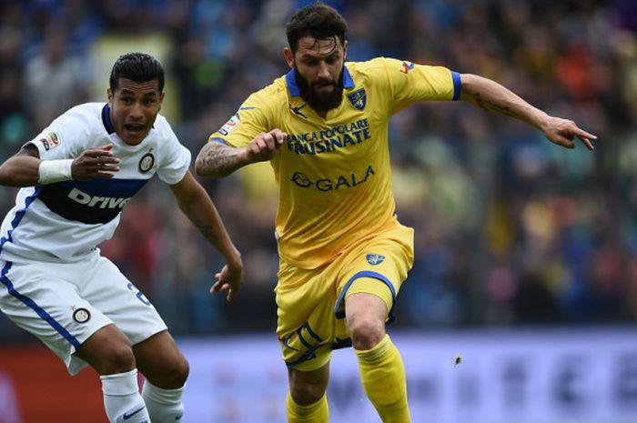 Aksi striker Frosinone, Daniele Verde (kanan), saat melewati adangan bek Inter Milan, Jeison Murillo, dalam pertandingan Liga Italia 2015-2016 di Stadion Matusa, Frosinone, Italia, pada 9 April 2016. 