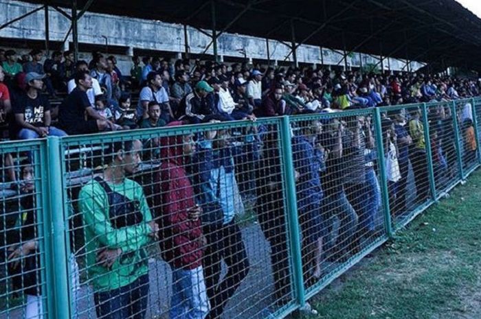 Ratusan Bonek datang untuk menyaksikan Djadjang Nurdjaman memberikan materi latihan untuk Persebaya Surabaya di lapangan Karanggayam, Surabaya pada Rabu (5/9/2018).