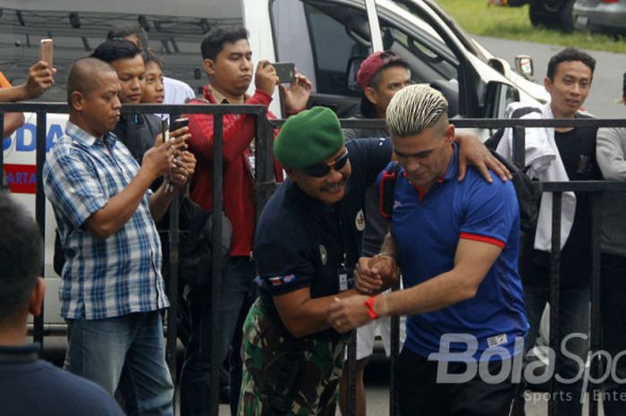 Cristian Gonzales keluar dari bus Timnas langsung disambut meriah para suporter.