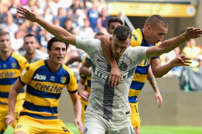 Sayap Inter Milan, Ivan Perisic, dijaga ketat pemain Parma, Antonino Barella, dalam partai Liga Italia di Stadion Giuseppe Meazza, Milano, 15 September 2018.