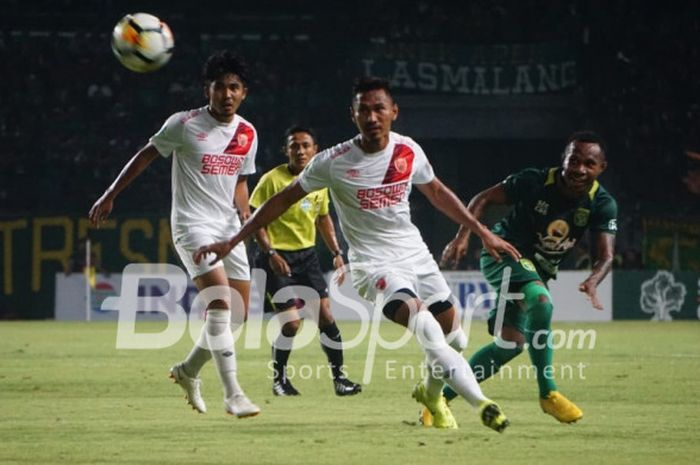 Situasi pertandingan antara Persebaya Surabaya melawan PSM Makassar pada pekan ke-30 Liga 1 2018 di Stadion Gelora Bung Tomo, Surabaya, Sabtu (10/11/2018).