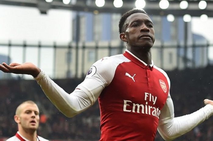 Striker Arsenal, Danny Welbeck, berselebrasi usai mencetak gol kedua ke gawang Southampton di laga Liga Inggris yang berlangsung di Stadion Emirates, pada Minggu (8/4/2018).