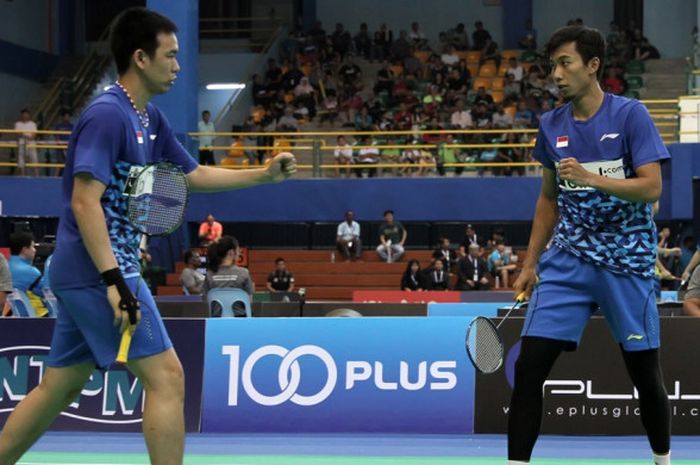 Pasangan ganda putra nasional, Rian Agung Saputro (kanan)/Hendra Setiawan, melakukan selebrasi setelah memetik poin atas lawan mereka Choi Sol-gyu/Kim Duk-young (Korea Selatan) pada babak semifinal Kejuaraan Beregu Asia 2018 yang berlangsung di Stadium Sultan Abdul Halim, Alor Setar, Kedah, Malaysia, Minggu (11/2/2018).