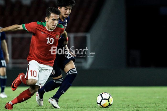 Pemain timnas u-19 Indonesia, Egy Maulana Vikri, berduel dengan pemain timnas u-19 Jepang di Stadion Utama GBK, MInggu (25/3/2018).