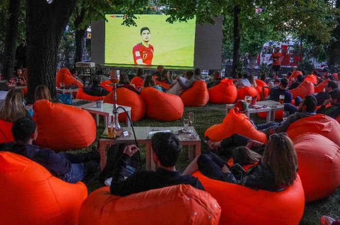 Suasana nonton bareng laga Portual vs Spanyol di Baga Bar, Moskow, pada Jumat (15/6/2018).