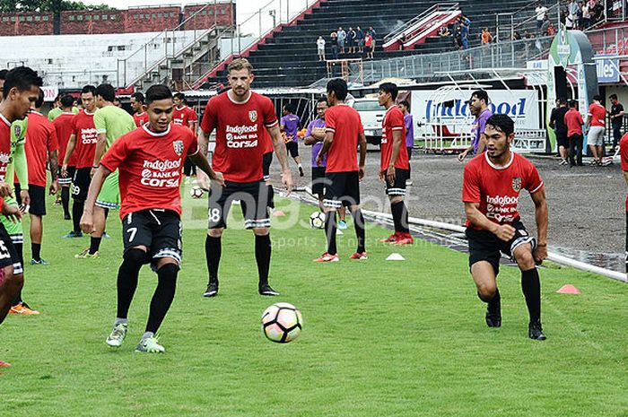 Peman Bali United saat berlatih di Stadion Kapten I Wayan Dipta, Gianyar, Sabtu (6/1/2018).