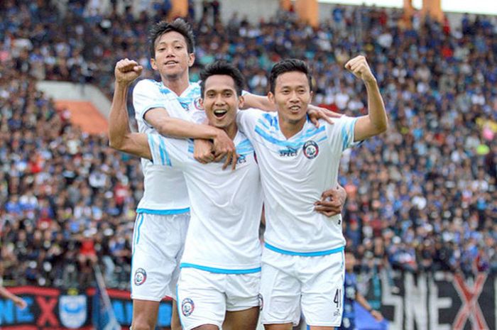 Gelandang Arema FC, Hendro Siswanto (tengah), melakukan selebrasi bersama rekan setimnya seusai mencetak gol ke gawang PSIS dalam laga uji coba di Stadion Moch Soebroto, Magelang, pada Minggu (7/1/2018).