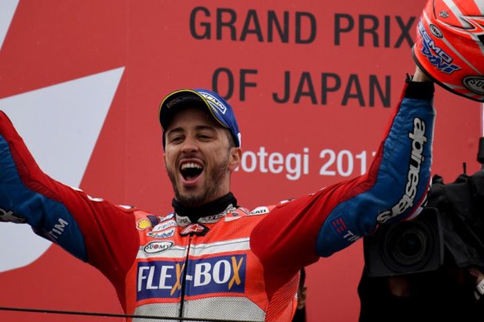 Pebalap Ducati asal Italia, Andrea Dovizioso, melakukan selebrasi di atas podium setelah memenangi balapan GP Jepang di Twin Ring Motegi, Minggu (15/10/2017).