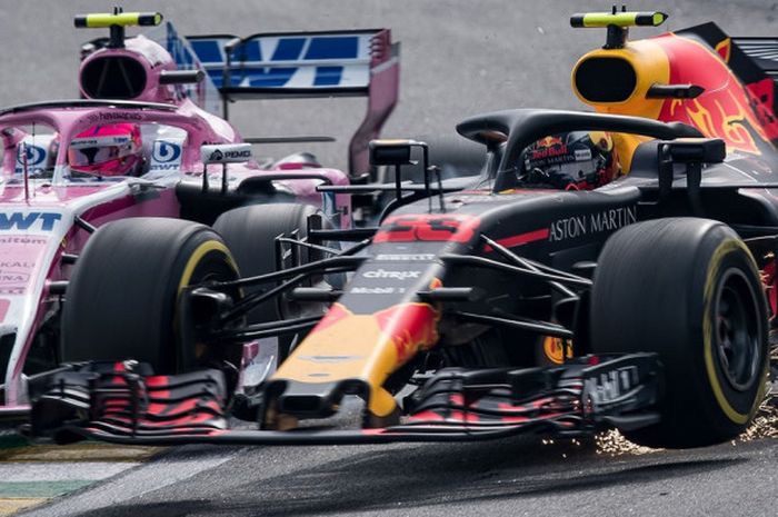 Momen saat mobil pebalap Red Bull Racing, Max Verstappen (kanan), bersenggolan dengan mobil milik pebalap Force India, esteban Ocon (kiri) dalam sesi balapan F1 GP Brasil 2018, Minggu (11/11/2018) waktu setempat.