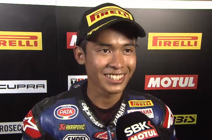 Galang Hendra Pratama saat menjalani wawancara selepas memenangi balapan WorldSSP300 seri Republik Ceska di Sirkuit Brno, Sabtu (9/6/2018).