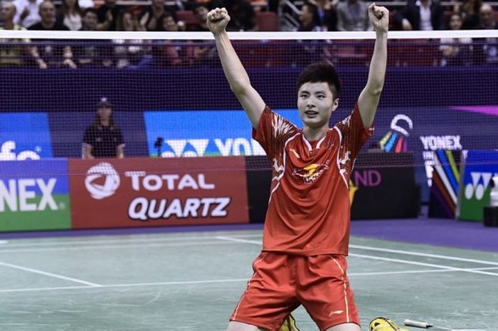  Pebulu tangkis tunggal putra China, Shi Yuqi, melakukan selebrasi setelah mengalahkan Lee Hyun-il (Korea Selatan) pada babak final turnamen Prancis Terbuka di Stade Pierre de Coubertin, Minggu (30/10/2016). 