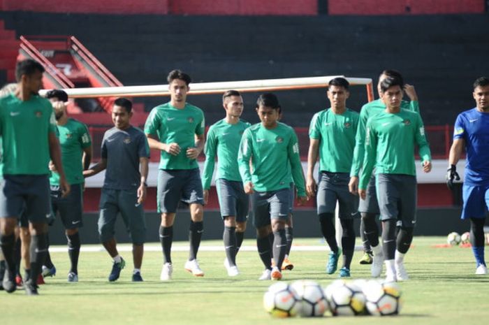 Sesi latihan perdana pemusatan latihan timnas U-23 Indonesia di Stadion Kapten I Wayan Dipta, Gianyar, Bali, Selasa (24/7/2018).