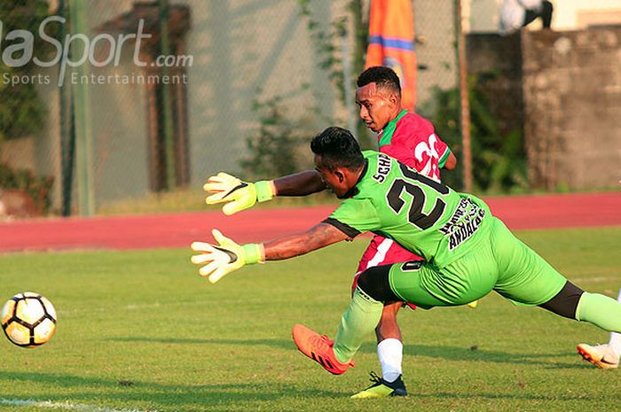 Kiper Persibara Banjarnegara, Suchaimin, berupaya menahan sepakan pemain timnas U-19 Indonesia dalam laga uji coba di Lapangan UNY, Yogyakarta, Jumat (7/9/2018).