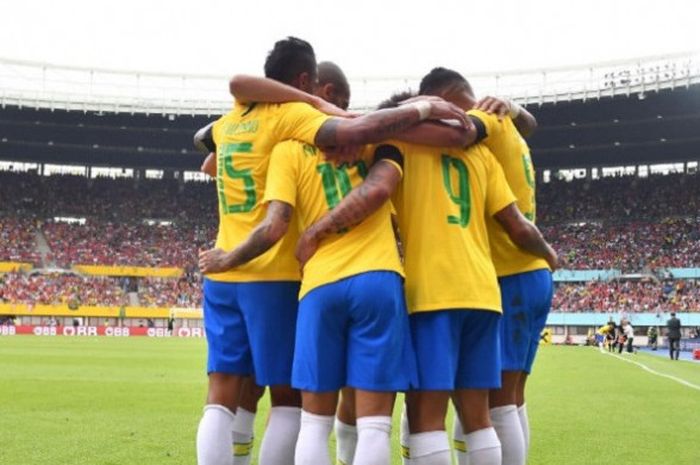 Para pemain Brasil merayakan gol yang dicetak oleh Gabriel Jesus dalam laga persahabatan kontra Austria di Stadion Ernst Happel, Wien, Austria pada 10 Juni 2018.