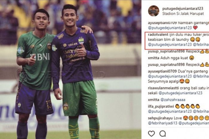 I Putu Gede Juni Antara bertukar jersey dengan Febri Haryadi saat laga Persib vs Bhayangkara FC