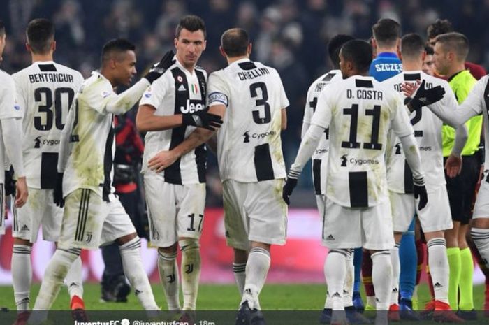 Skuat Juventus bersuka cita usai menaklukkan AS Roma di Liga Italia Serie A pada Minggu (23/12/2018) di Stadion Allianz, Turin.