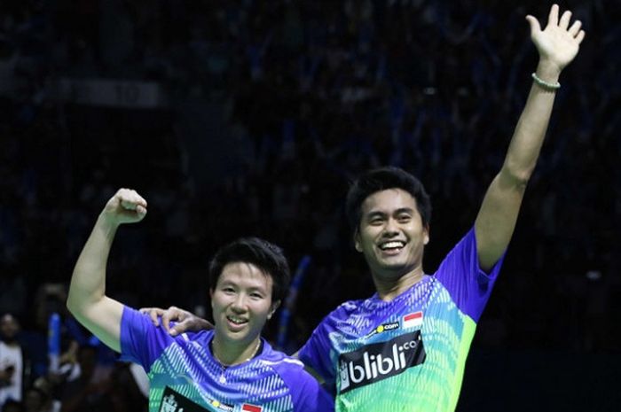     Pasangan ganda campuran Indonesia, Tontowi Ahmad/Liliyana Natsir, melakukan selebrasi setelah memastikan diri sebagai juara Indonesia Open 2018 di Istora Senayan, Jakarta, Minggu (8/7/2018).      