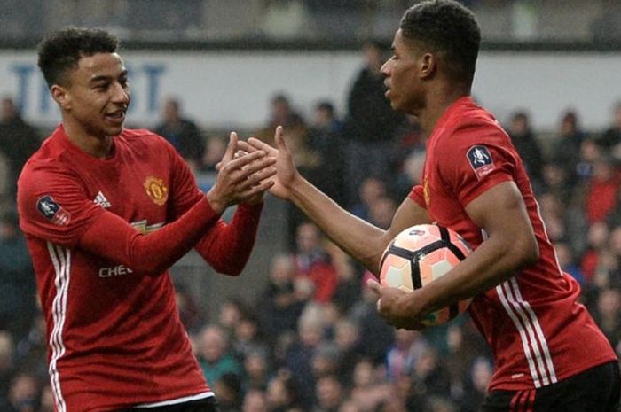 Jesse Lingard (kiri) dan Marcus Rashford merayakan gol Manchester United ke gawang Blackburn Rovers dalam partai Piala FA di Ewood Park, 19 Februari 2017.    