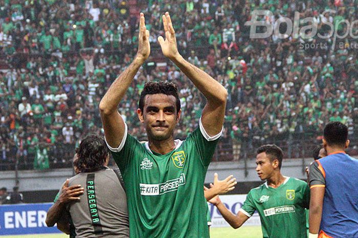 Bek Persebaya Surabaya, Otavio Dutra, membalas tepuk tangan penonton usai laga melawan Madura United dalam laga Grup C Piala Presiden 2018 di Stadion Gelora Bung Tomo, Surabaya, Minggu sore (28/1/2018).